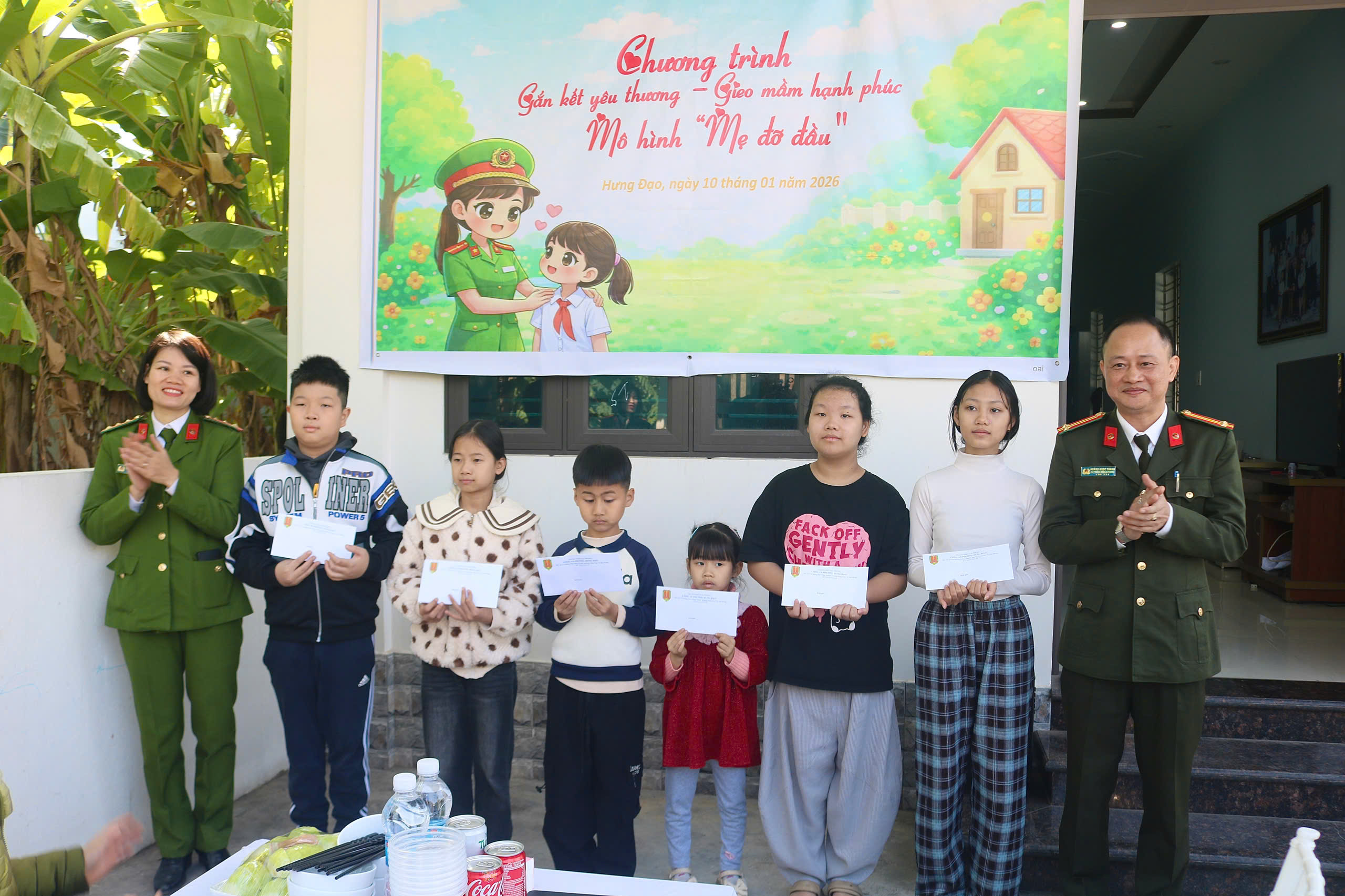 Chi hội Phụ nữ Công an phường Hưng Đạo tổ chức nấu mâm cơm gắn kết yêu thương, trao tặng kinh phí hỗ trợ con đỡ đầu